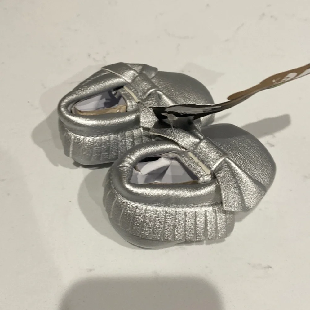 Romirus baby shoes Baby Moccasins bows and fringe NWT silver 0-6 months size 1